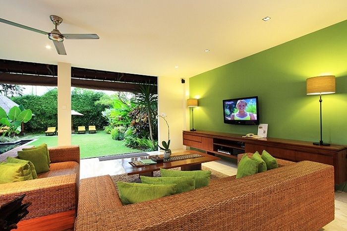 Thiết kế phòng khách nhà vườn 2 tầng mái thái 10x20